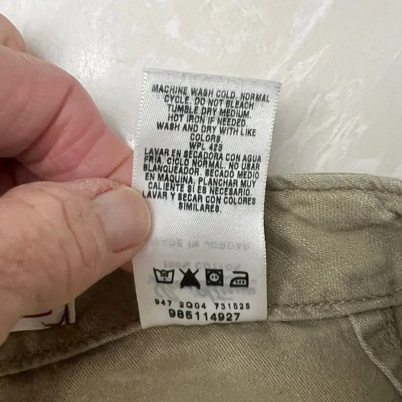 35. Levi Strauss Signature khaki cargo capri pants, Size Misses 4, 100% cotton - Picture 9 of 15